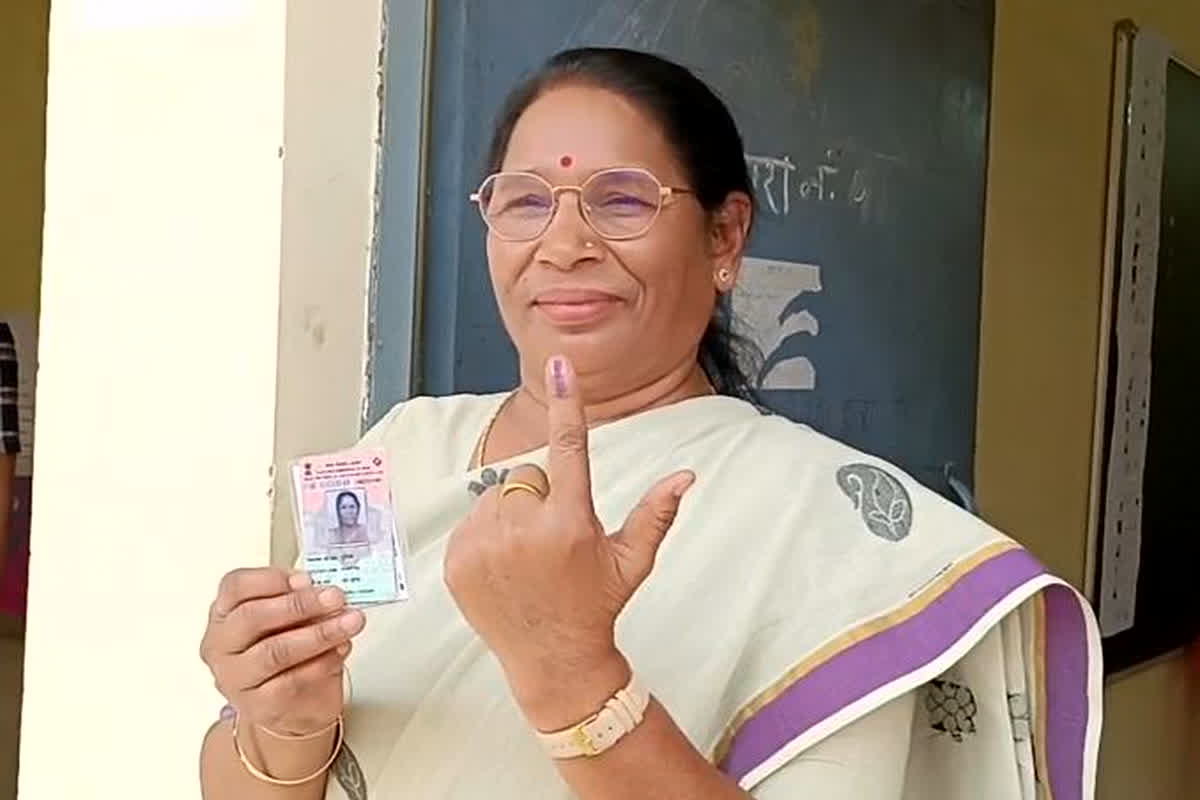 Lok Sabha Election 2024 First Phase Voting Live Update : राज्यसभा सांसद सुमित्रा वाल्मीकि ने किया मतदान, मध्यप्रदेश की सभी सीटें जीतने का किया दावा