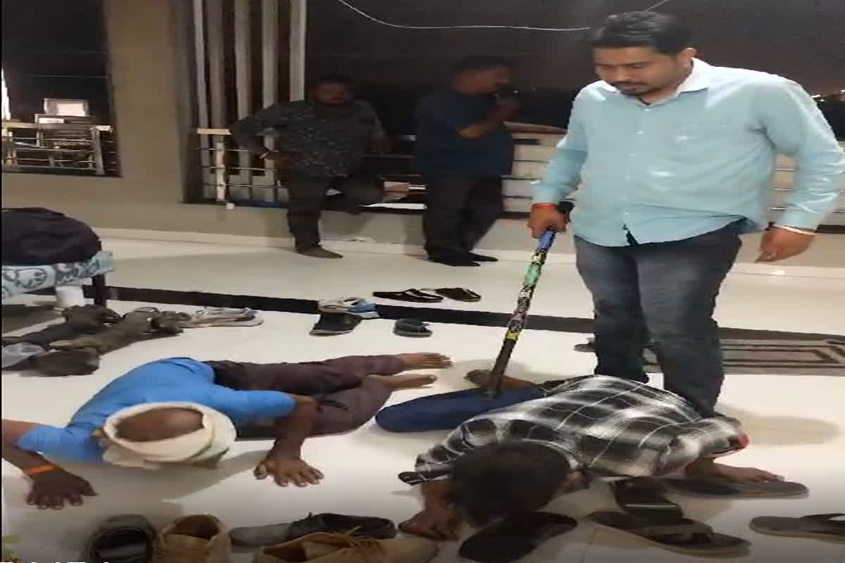 Ujjain Marpit Ka video : युवक और बुजुर्ग की बेरहमी से पिटाई, जूतों पर रगड़वाई नाक, सोशल मीडिया में वायरल हो रहा वीडियो