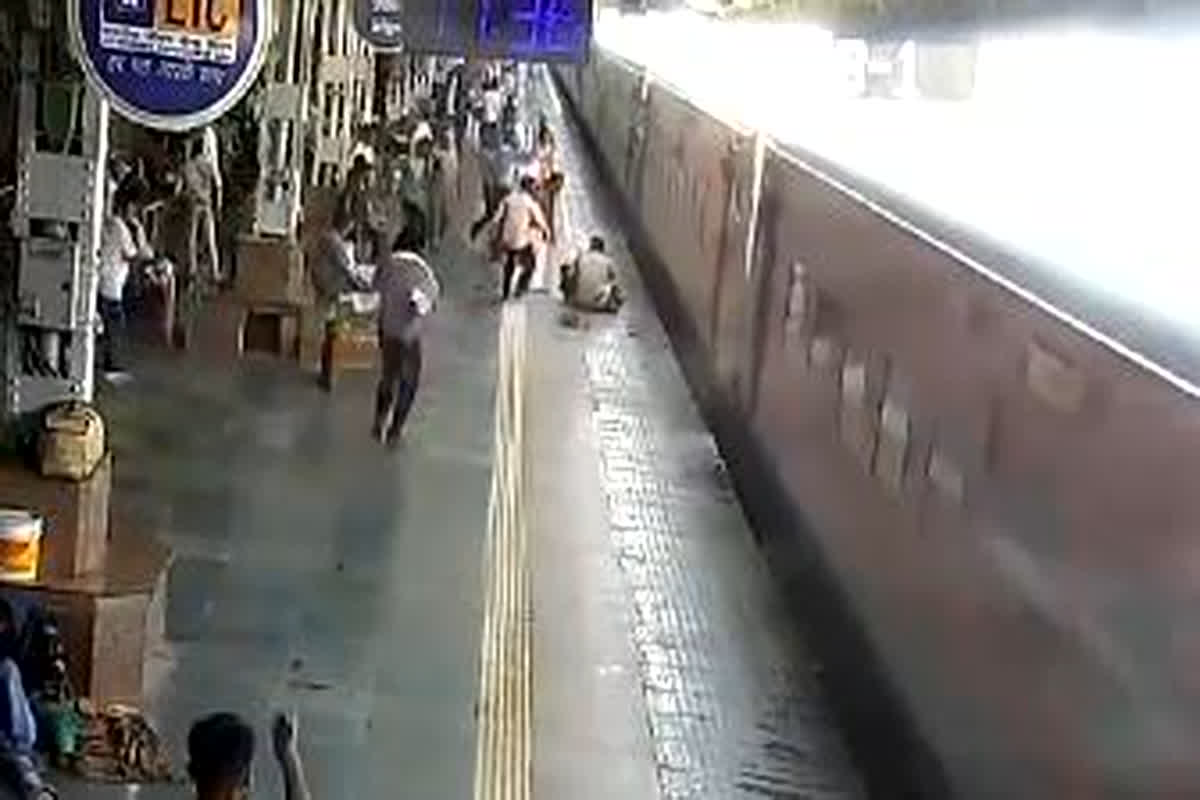 Prayagraj Train Accident Video: चलती ट्रेन से गिरा यात्री, RPF जवान नेा ऐसे बचाई जान, वीडियो देख सहम जाएंगे आप