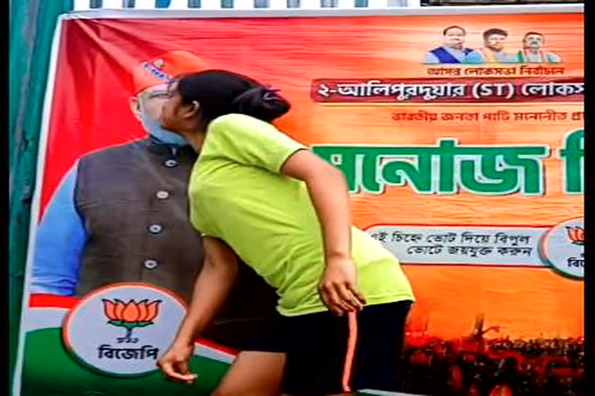Girl Kissing PM Modi Poster: पीएम मोदी के पोस्टर को लड़की ने किया किस, सोशल मीडिया पर वायरल हुआ वीडियो