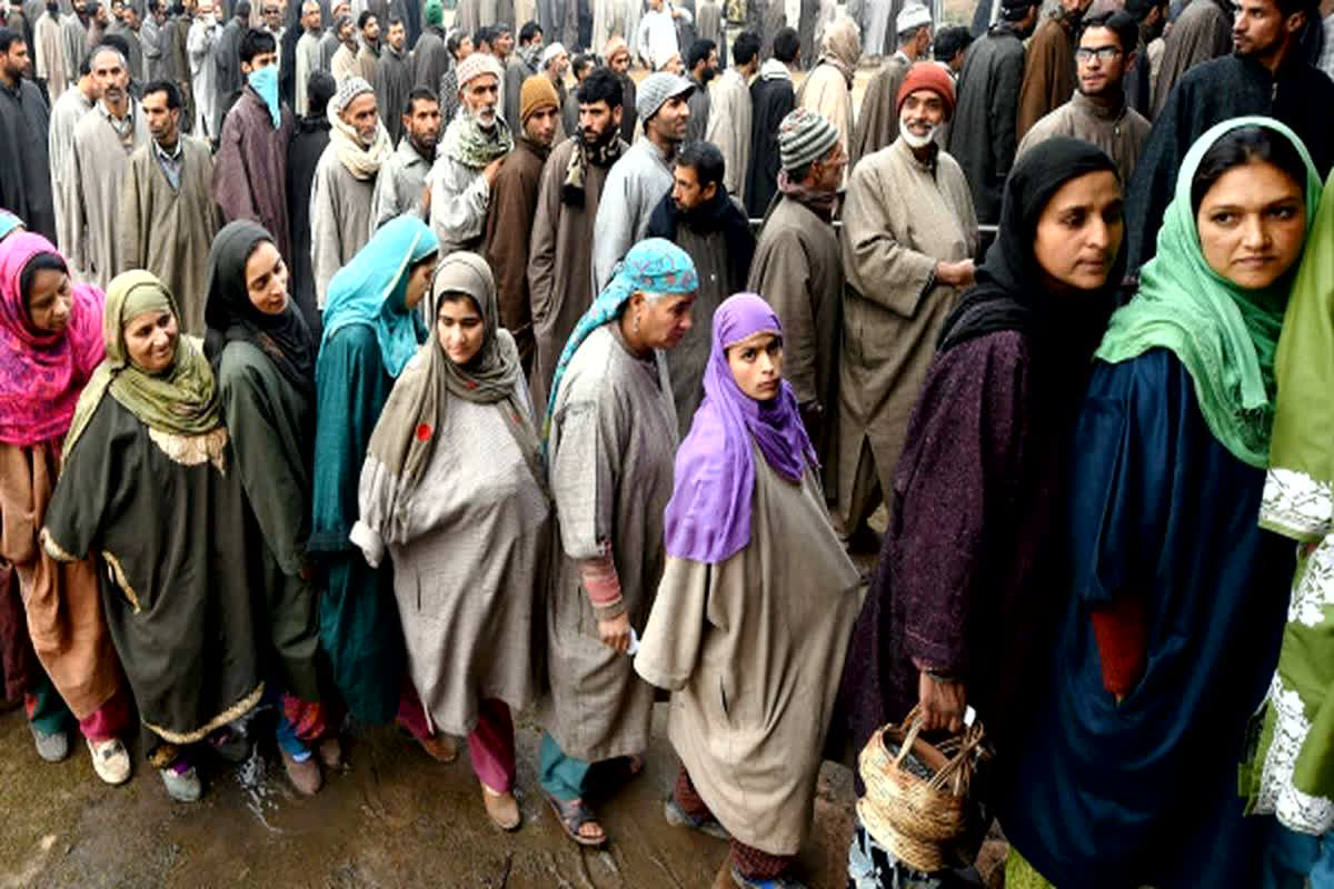 Lok Sabha 1st Phase Voting: मूसलाधार बारिश के बावजूद मतदान करने पहुंचे लोग, ‘पिंक बूथ’ पर वोट डालने उमड़ीं मुस्लिम महिलाओं की भीड़ 