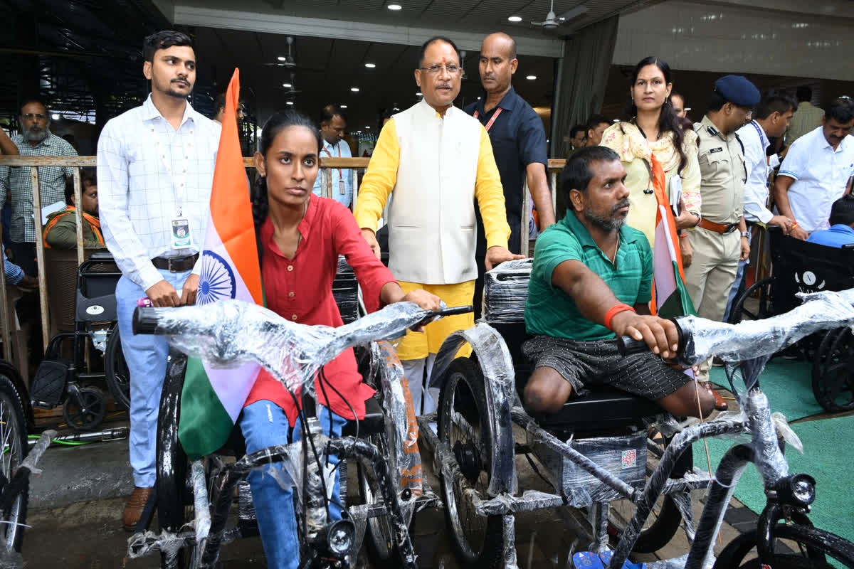 CG Jandarshan Karyakram: मुख्यमंत्री निवास में जनदर्शन कार्यक्रम, सीएम विष्णुदेव साय के हाथों तीन दिव्यांगों को मिली बैटरी चलित ट्राई साइकिल