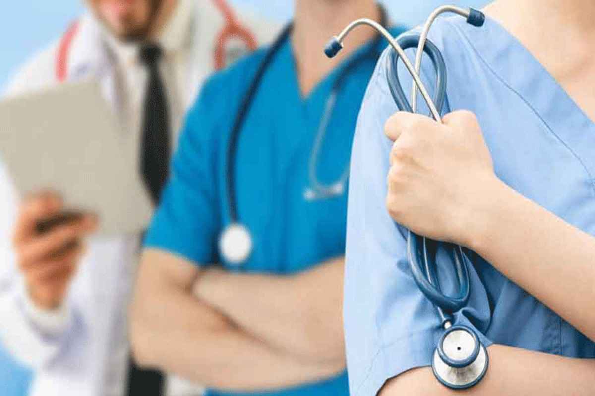 Govt Doctor Guidelines: ऑन ड्यूटी अपने प्राइवेट क्लीनिक में नहीं बैठ पाएंगे सरकारी डॉक्टर.. विभाग ने जारी किया सख्त आदेश, आप भी पढ़े