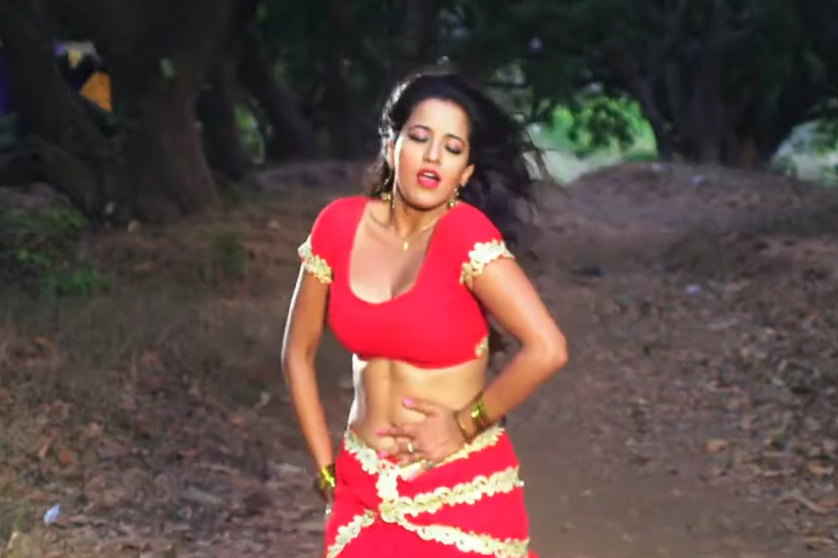 मोनालिसा पर चढ़ा रोमांस का खुमार..! बगीचे में पवन सिंह के साथ आईं नजर, वीडियो देखने के बाद छूट जाएंगे पसीने
