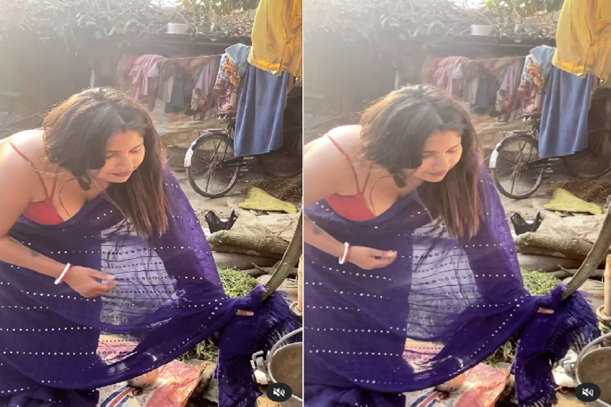Desi Bhabhi Sexy Video: हैंडपंप से पानी निकालते वक्त देसी भाभी ने बनाया सेक्सी वीडियो, देखकर आप भी हो जाएंगे दीवाने