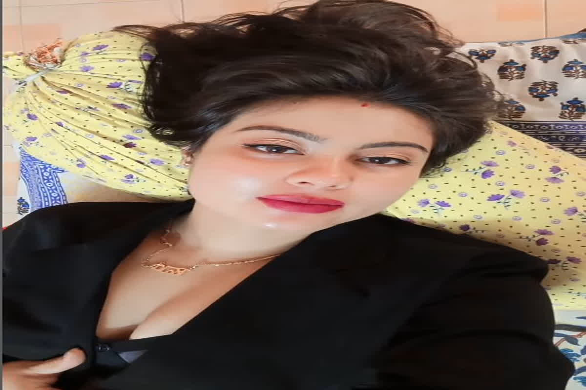Indian Bhabhi Sexy Video : Indian Bhabhi ने बिस्तर पर दिए किलर पोज, कर्वी फिगर देख मदहोश हुए फैंस