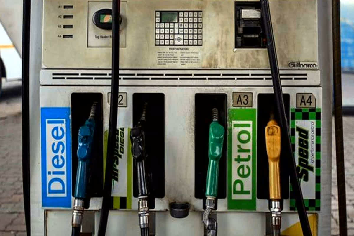 Petrol Diesel Price News Latest Update: सीधे 5 रुपए महंगा हुआ डीजल, पेट्रोल की कीमत में नहीं हुआ बदलाव, दिवाली से पहले बस-ट्रक मालिकों को बड़ा झटका