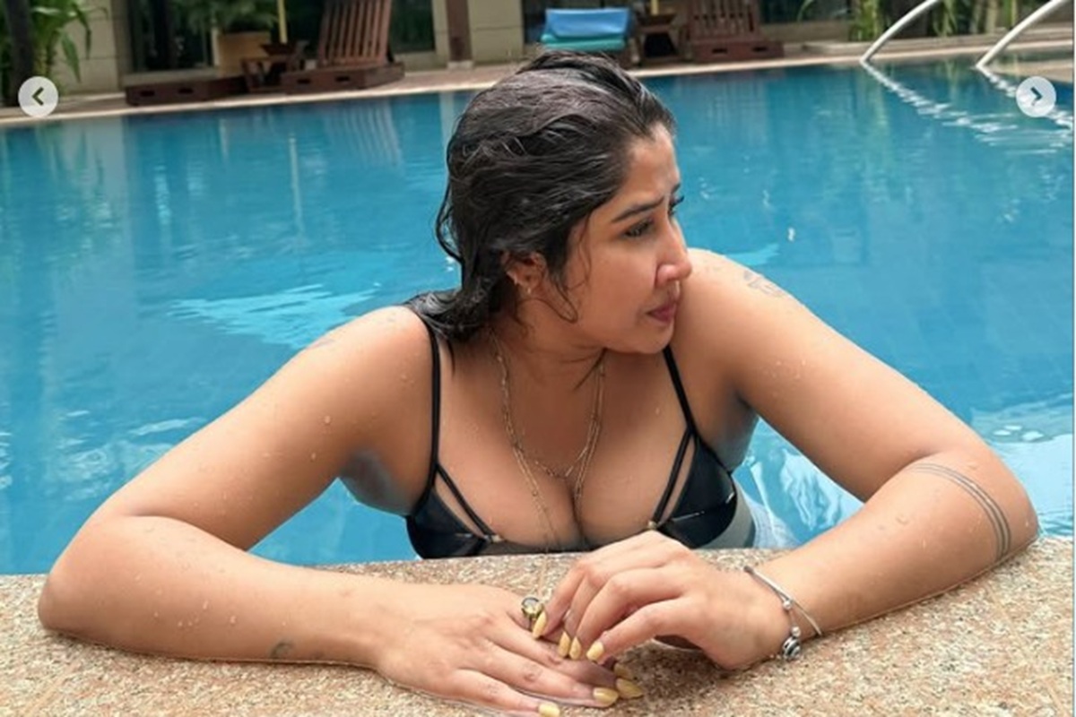 Sexy Video: भीगे बदन से स्वीमिंग पूल में आग लगा रही Social Media Influencer, शेयर की ब्लैक बिकनी वाला सेक्सी वीडियो
