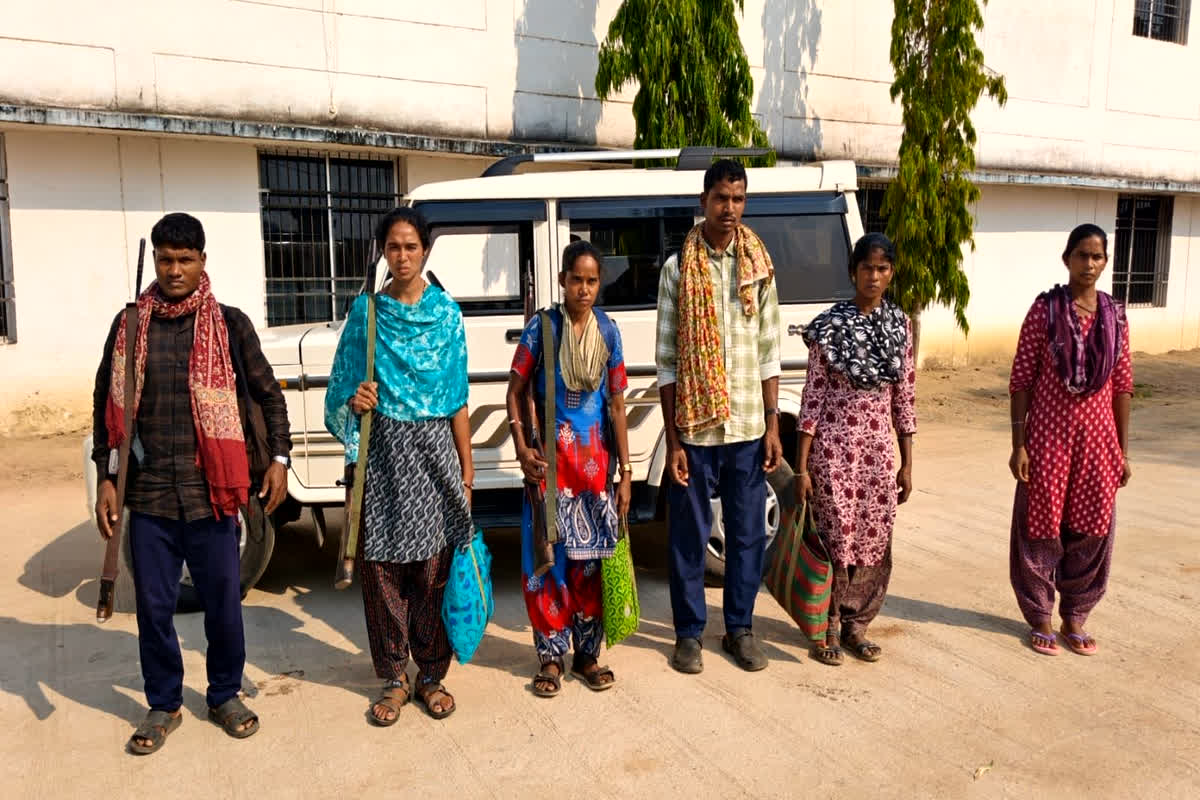 Kanker Naxal Surrender News: लाल आतंक को एक और बड़ा झटका… अब इस जिले में 6 इनामी नक्सलियों ने किया आत्मसमर्पण, हथियार लेकर पहुंचे SP के सामने