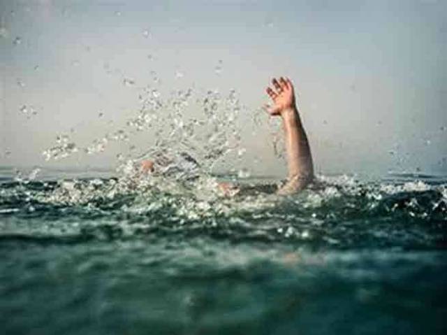 32 लोगों से भरी नाव पलटी, तीन की मौत, कई लापता