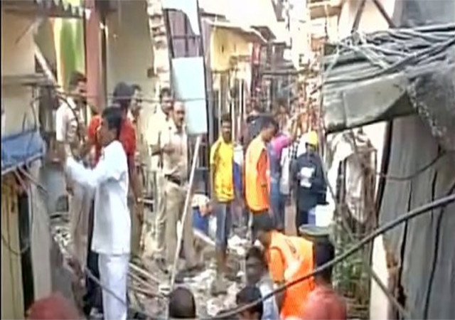 मुंबईः मकान ढ़हने से 3 लोगों की मौत, 10 घायल