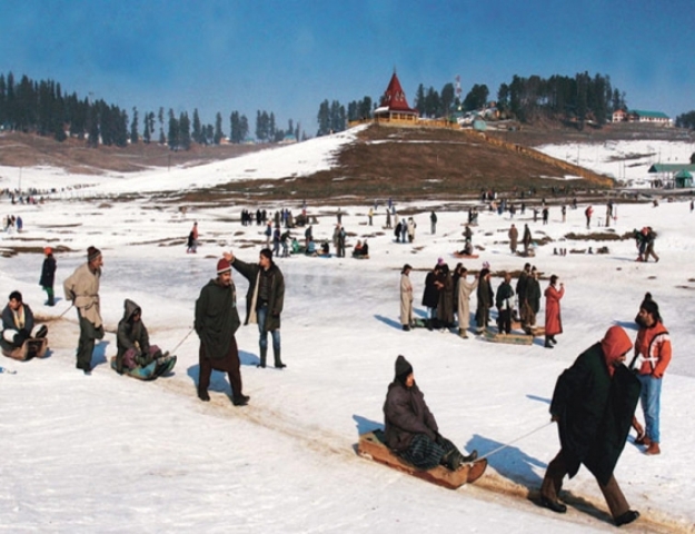 श्रीनगर: बर्फबारी से सैलानियों के लिए स्वर्ग बना कश्मीर