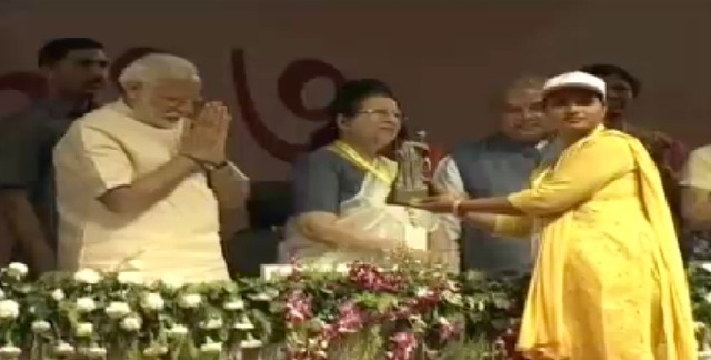 प्रधानमंत्री मोदी ने कई महिलाओं को स्वच्छ शक्ति पुरस्कार से किया सम्मानित