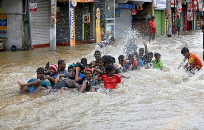 श्रीलंका में भारी बारिश और भूस्खल से 100 से ज्यादा लोगों की मौत
