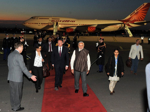 प्रधानमंत्री नरेंद्र मोदी ने फ्रांस के नवनिर्वाचित राष्ट्रपति इमैनुएल मैक्रों से मुलाकात की