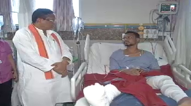 रायपुर : नक्सल हमले में घायल जवानों से मिलने पहुंचे गृहमंत्री पैकरा