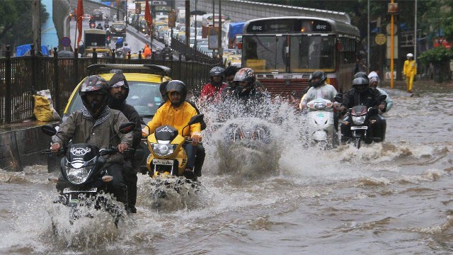 देश के कई हिस्सों में भारी बारिश, गुजरात के जूनागढ़ और भावनगर में बाढ़ के हालात