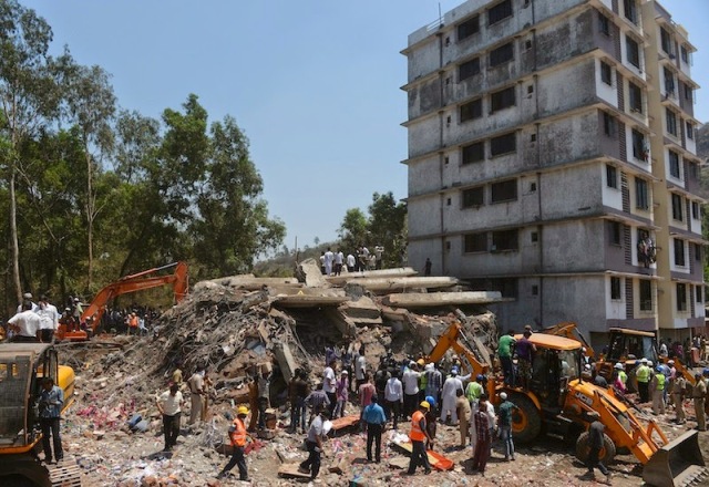 मुंबई के घाटकोपर में 2 बिल्डिंग गिरी, मलबे में दबे 9 लोगों को बचाया गया