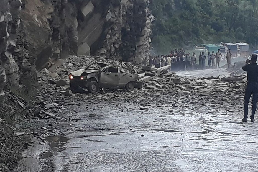हिमाचल: पहाड़ से टूटकर बस पर गिरा पत्थर, मरने वालों की संख्या 46 हुई