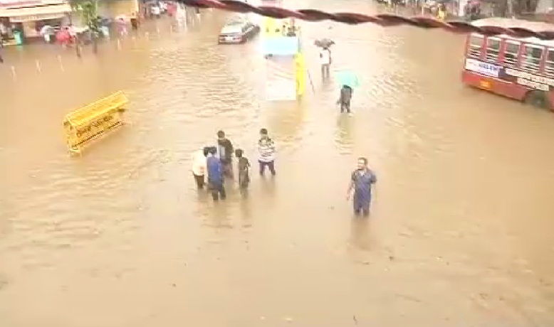 मुंबई में मूसलाधार बारिश से जन-जीवन अस्त व्यस्त, इमरजेंसी नंबर जारी