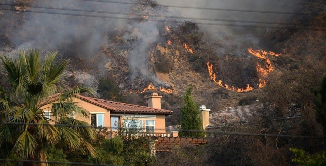अमेरिका: कैलिफोर्निया के जंगल में लगी भीषण आग, 10 लोगों की मौत