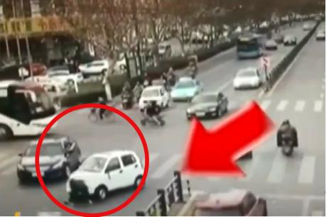 एक कार ने महिला को दो बार रौंदा, फिर क्या हुआ देखिए वीडियो