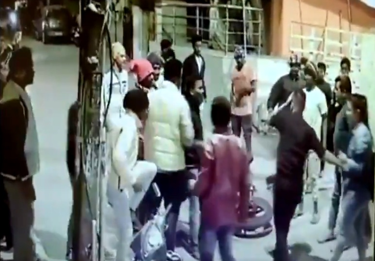 बाइक सवार जोड़े को पीटती रही भीड़, देखते रहे तमाशबीन, वीडियो वायरल