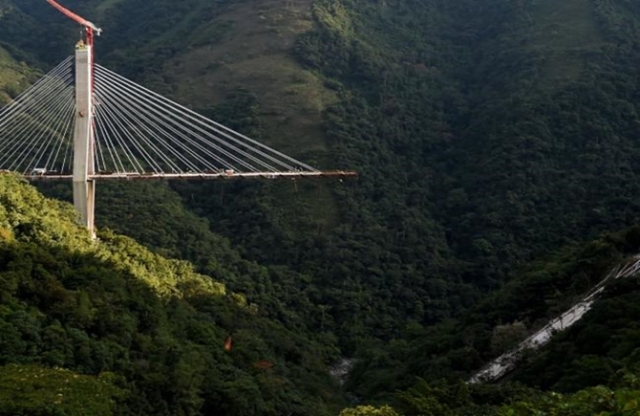 कोलंबिया में पहाड़ों की बीच निर्माणाधीन पुल गिरने से 9 कर्मियों की मौत