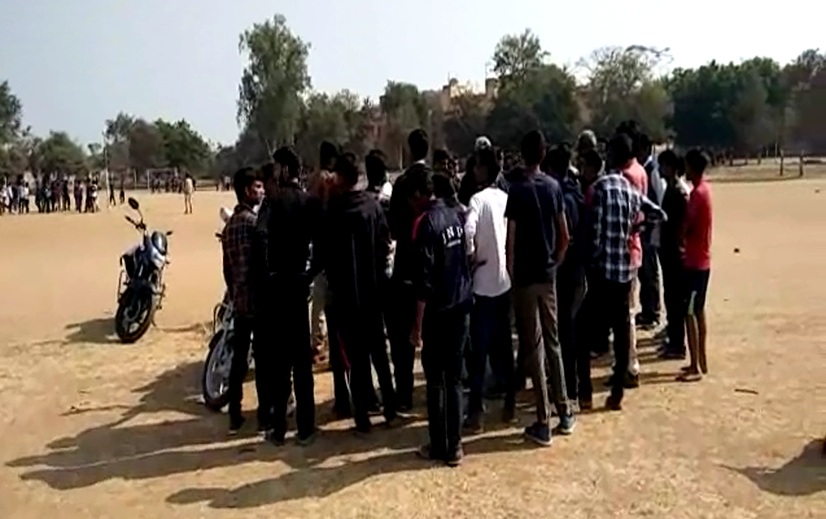 खाने को लेकर भिड़े नवोदय स्कूल के छात्र, जमकर चले लाठी डंडे, 20 छात्र घायल