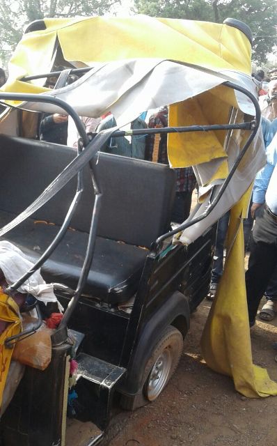 बस और ऑटो की भिड़ंत में तीन यात्रियों की मौत, 7 की हालत गंभीर