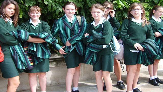 ब्रिटेन के स्कूलों में स्कर्ट बैन, छात्राओं को पहनना होगा ट्राउजर