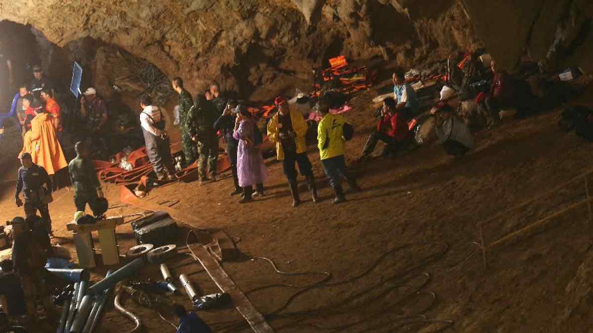 12 लापता फुटबॉल प्लेयर और कोच गुफा में मिले, निकालने में लग सकते हैं चार महीने