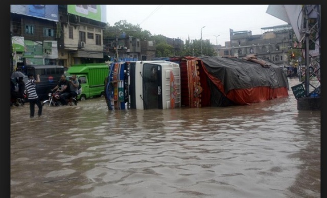 पाकिस्तान में बारिश ने मचाई तबाही, सड़क पर बना 20 फीट का गड्ढा, 8 की मौत