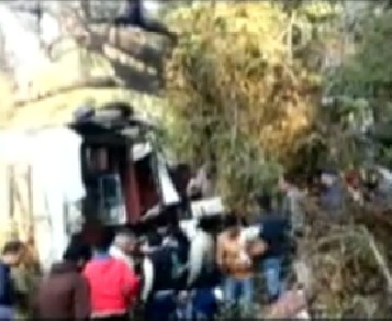 होशंगाबाद: बारातियों से भरी बस पलटी, 15 यात्रियों की मौत, सीएम ने की मुआवजे की घोषणा