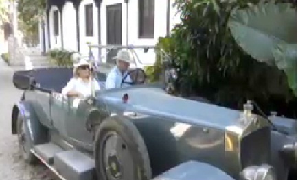 91  साल पूरानी रशियन कार से इंग्लैंड के दंपति पर्यटक पहुंचे महेश्वर