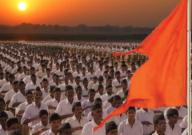 इंदौरः RSS कार्यालय में तिरंगा फहराने पहुंचे कांग्रेसी, स्वयंसेवकों ने तिलक लगाकर किया स्वागत
