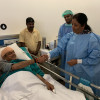 बदजुबानी की सियासत के बीच निर्मल मुलाकात, रक्षा मंत्री सीतारमण घायल शशि थरूर से मिलने अस्पताल पहुंचीं