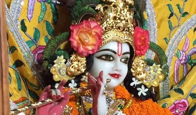 जन्माष्टमी के दिन भगवान श्री कृष्ण के मंदिर में हुई चोरी, सोने-चांदी के कीमती आभूषण लेकर हुए फरार, केस दर्ज