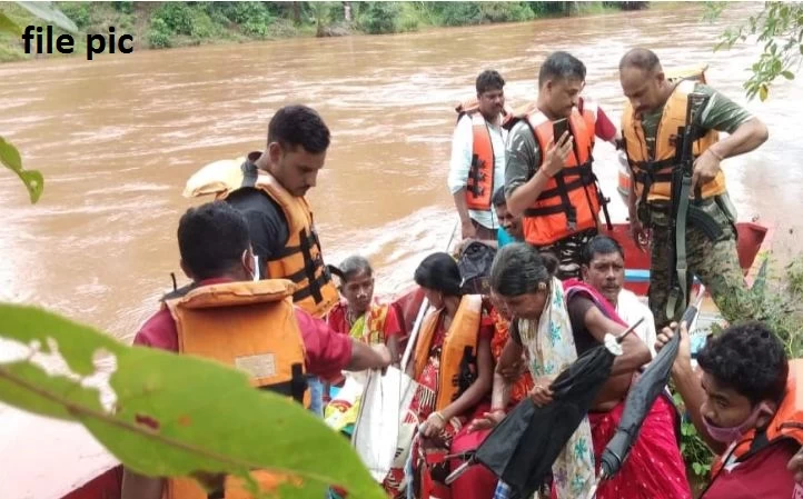 बाढ़ में फंसे 4 परिवार के 34 लोगों का किया गया रेस्क्यू, नदी किनारे बसे लोगों को प्रशासन ने दिए सावधानी बरतने के निर्देश