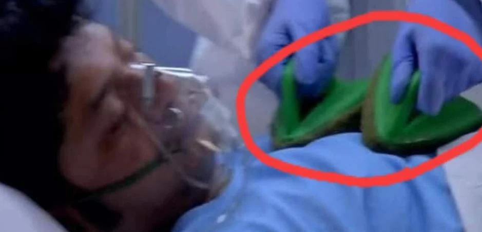 बाथब्रश से मरीज को इलेक्ट्रिक शॉक देते हुए डॉक्टर की तस्वीर वायरल, लोगों ने जमकर उड़ाया मजाक