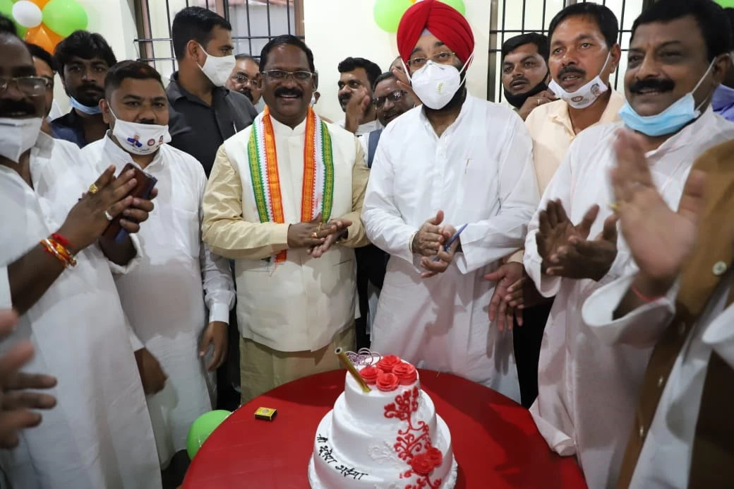 मुख्यमंत्री भूपेश बघेल के जन्मदिन पर मंत्री भगत ने काटा केक, NSUI छात्रों के साथ मांदर की थाप पर झूमते नजर आए