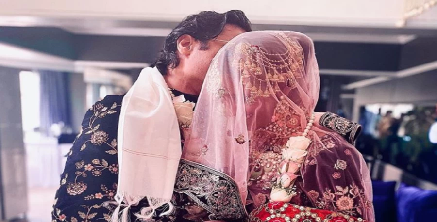 कोरोना काल में पूनम पांडेय ने ब्वॉयफ्रेंड सैम से रचाई शादी, इंस्टाग्राम पर शेयर की तस्वीर