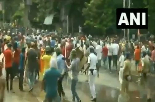 बंगाल में भाजपा कार्यकर्ताओं पर लाठी चार्ज, आंसू गैस के गोले के साथ ही पानी की बौछारें की गईं..देखें वीडियो