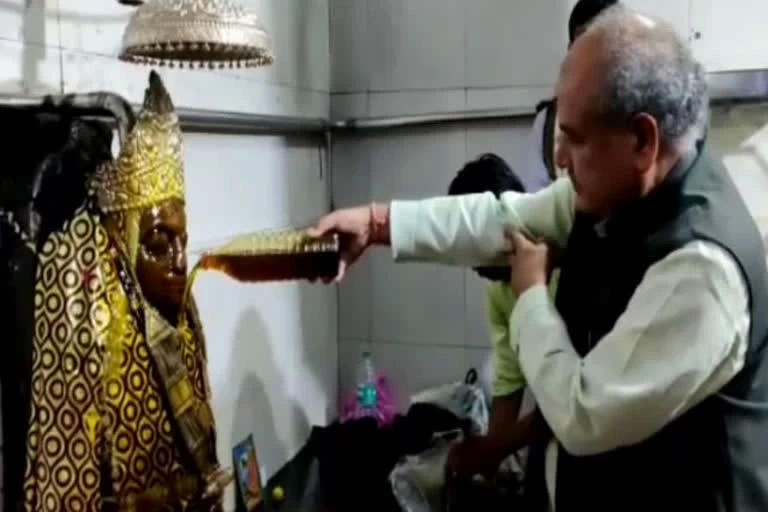 केंद्रीय मंत्री ने शनि मंदिर में की पूजा-अर्चना, उपचुनाव के लिए प्रचार में लगा रहे हैं जोर