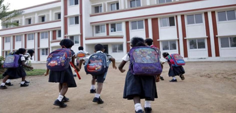 स्कूल खुलने के बाद 27 स्कूली छात्र हुए कोरोना पॉज़िटिव, प्रशासन ने​ दिए 4 निजी स्कूलों को बंद करने के निर्देश