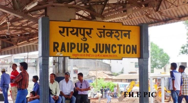 रायपुर रेलवे स्टेशन पर बढ़ रहा यात्रियों का दबाव, रेलवे प्रबंधन ने नहीं किया व्यवस्थाओं में सुधार
