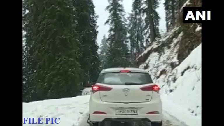 जम्मू-श्रीनगर राजमार्ग पर एक तरफ का यातायात खोला गया, इस वजह से थमी गाड़ियों की रफ्तार