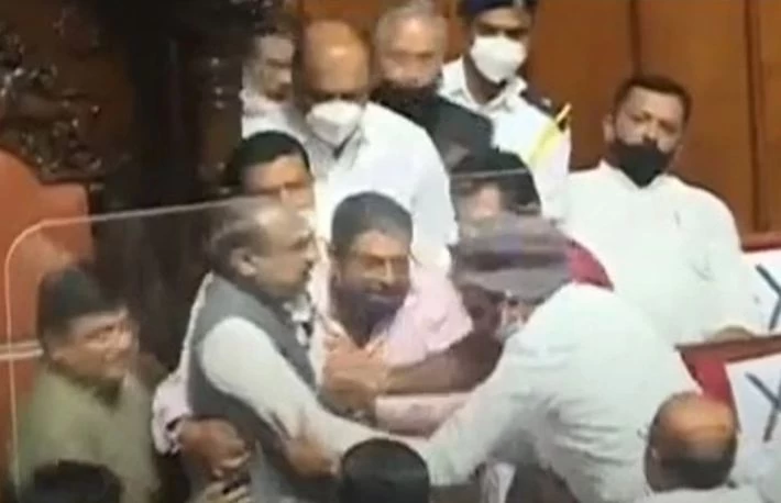 कांग्रेस-भाजपा विधायकों के बीच हुई जमकर हाथापाई, कर्नाटक विधान परिषद में हुआ भारी हंगामा