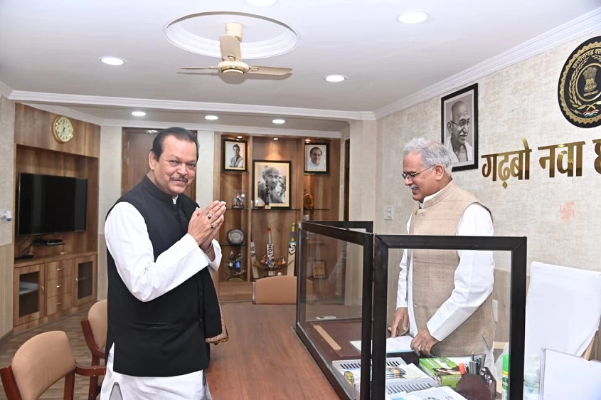 मुख्यमंत्री भूपेश बघेल से पूर्व केन्द्रीय मंत्री  सुबोधकांत सहाय ने की मुलाकात, सुबह ऑफिस पहुंचकर की सौजन्य भेंट