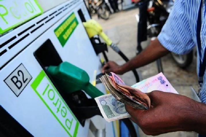 महंगाई का झटकाः राजधानी में फिर बढ़े पेट्रोल-डीजल के दाम, जानें नई कीमत